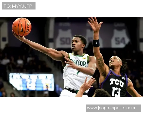 埃奇库姆高空起飞挑战米切罗虽未成功却成功造成犯规 埃奇库姆高空起飞挑战米切罗虽未成功却成功造成犯规