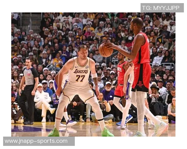 克鲁克斯在NCAA女篮赛中狂砍41分4篮板3助攻展现巨星风采