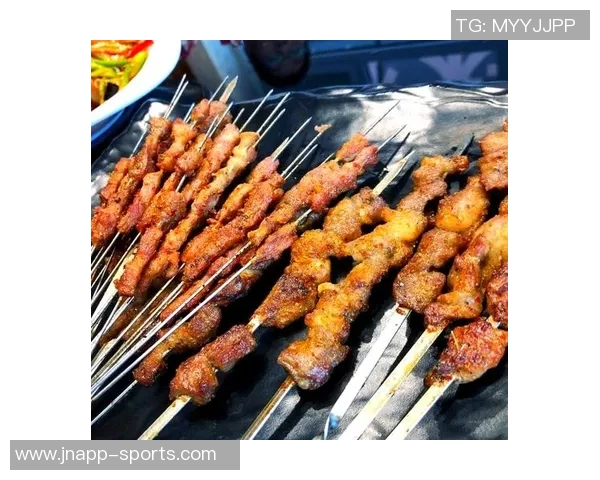 媒体人分享与亚当斯赛后夜宵合影羊肉串烧烤尽享美味时光